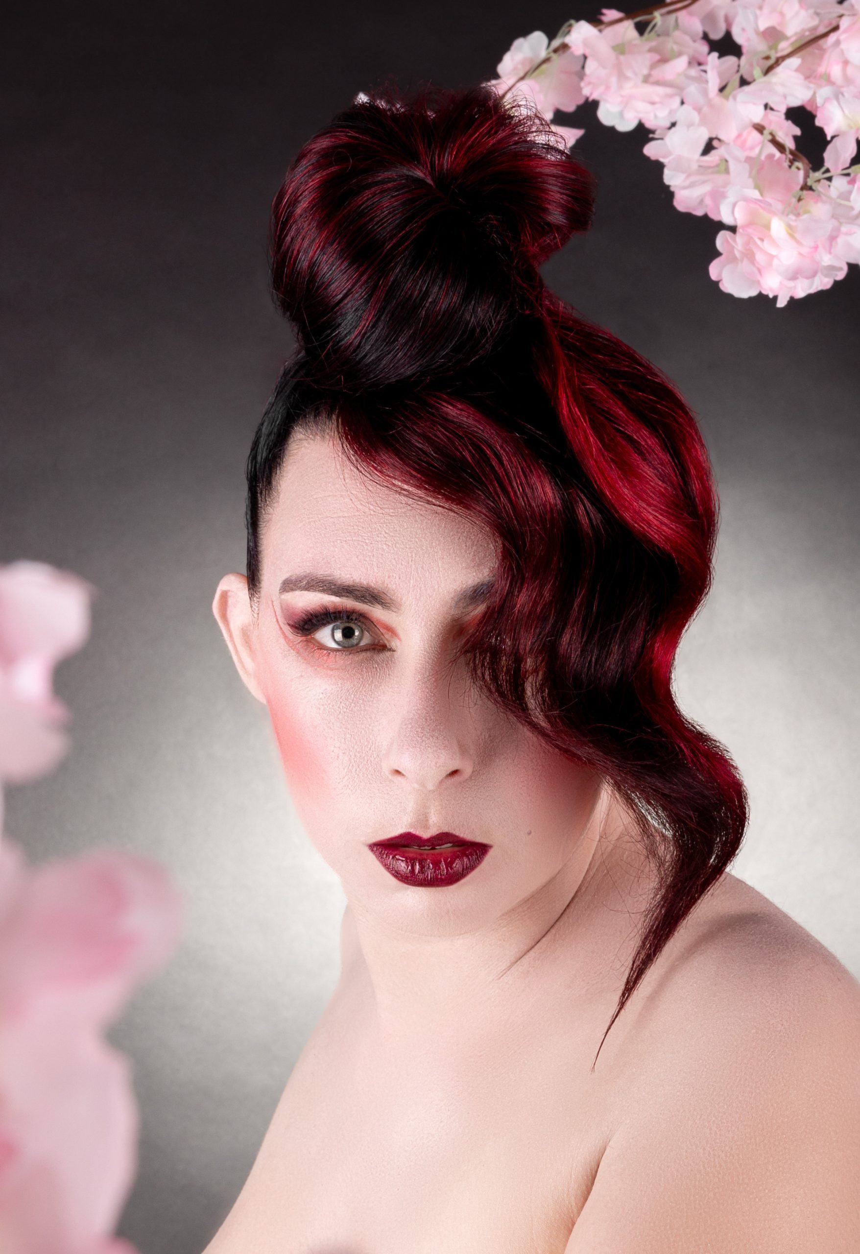 Une femme qui porte un magnifique chignon réalisé par le coiffeur Dissemblance à Bordeaux
