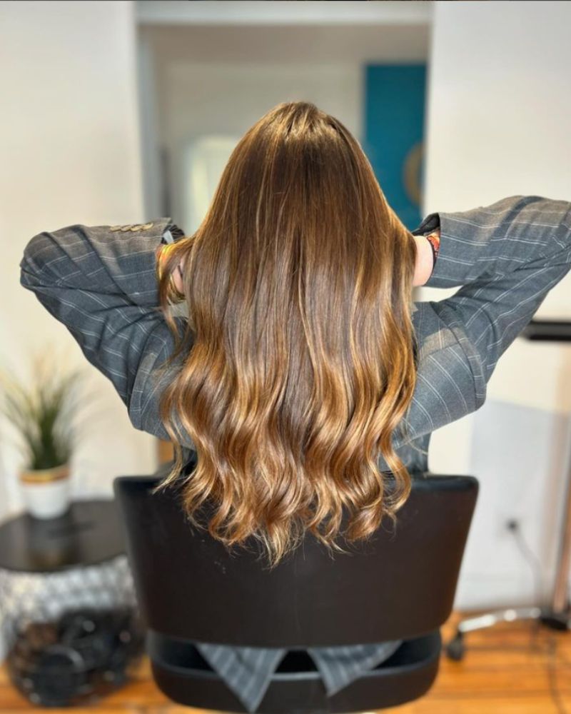 Des longs cheveux blonds dorés colorés par le coiffeur à Bordeaux Dissemblance.