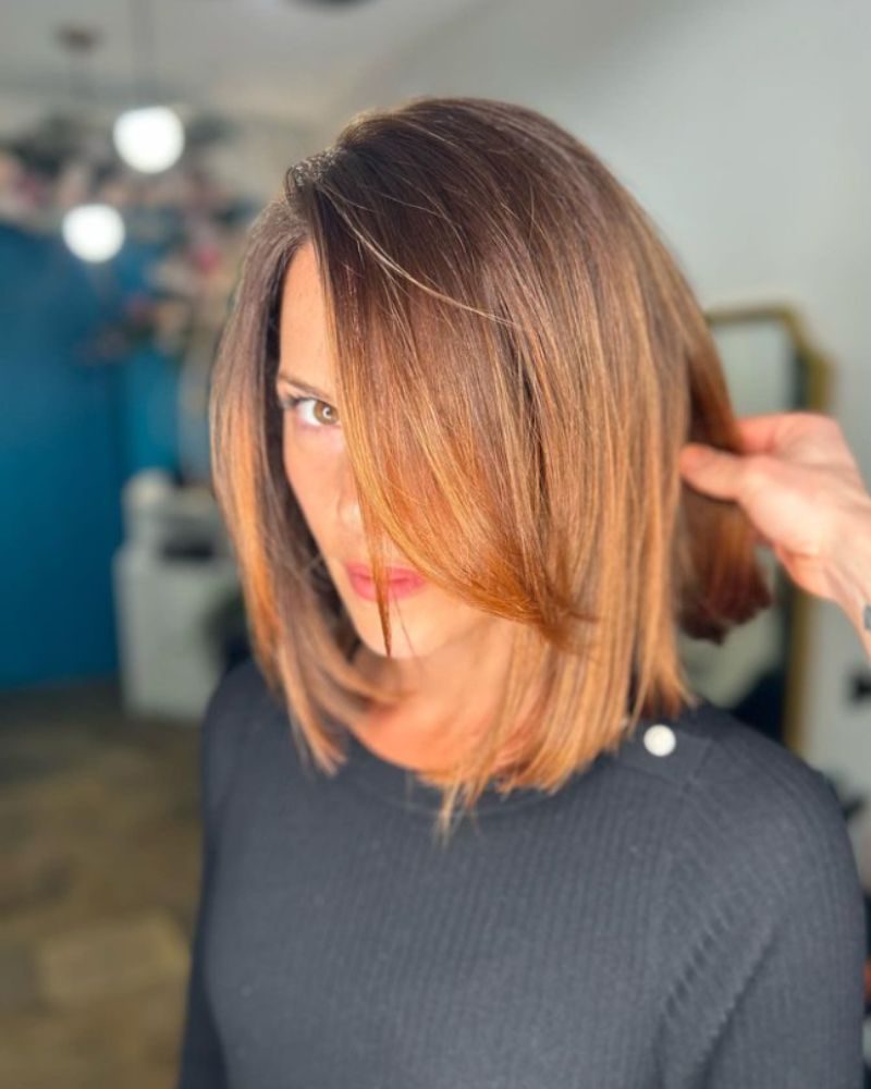 Une femme vue de trois quart avec une belle coloration nuancée réalisée par le coiffeur Bordelais Dissemblance.