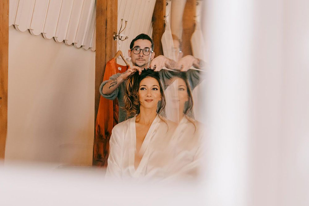 Le coiffeur de Bordeaux Alexandre Dissemblance qui coiffe une future mariée