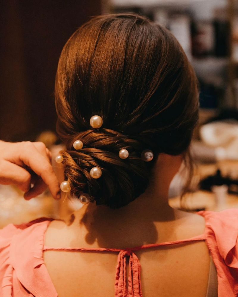Un chignon de mariée avec des perles réalisé par le coiffeur Dissemblance à Bordeaux