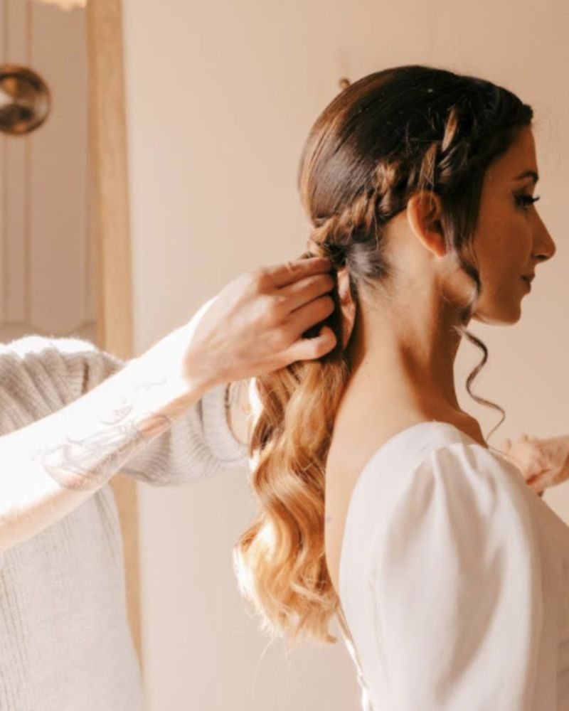 Une femme qui se fait coiffer pour un mariage par le coiffeur Dissemblance à Bordeaux.