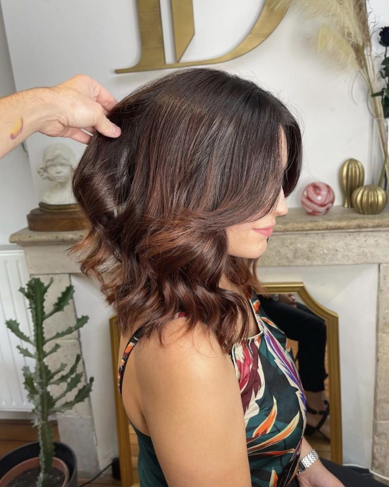 Une femme vue de profil avec de très beaux cheveux colorés