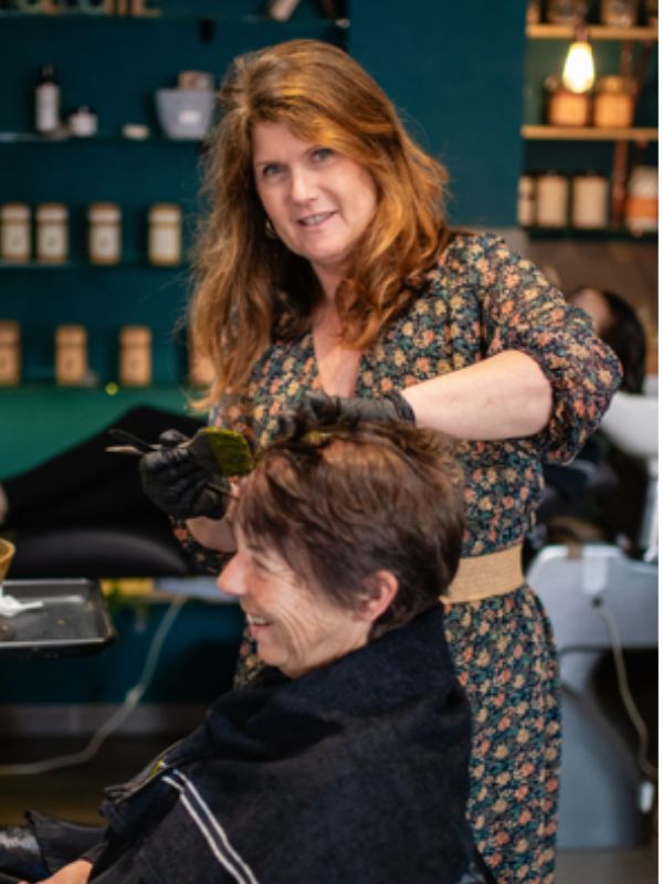 Christelle Flouret réalise une coloration végétale à une cliente.