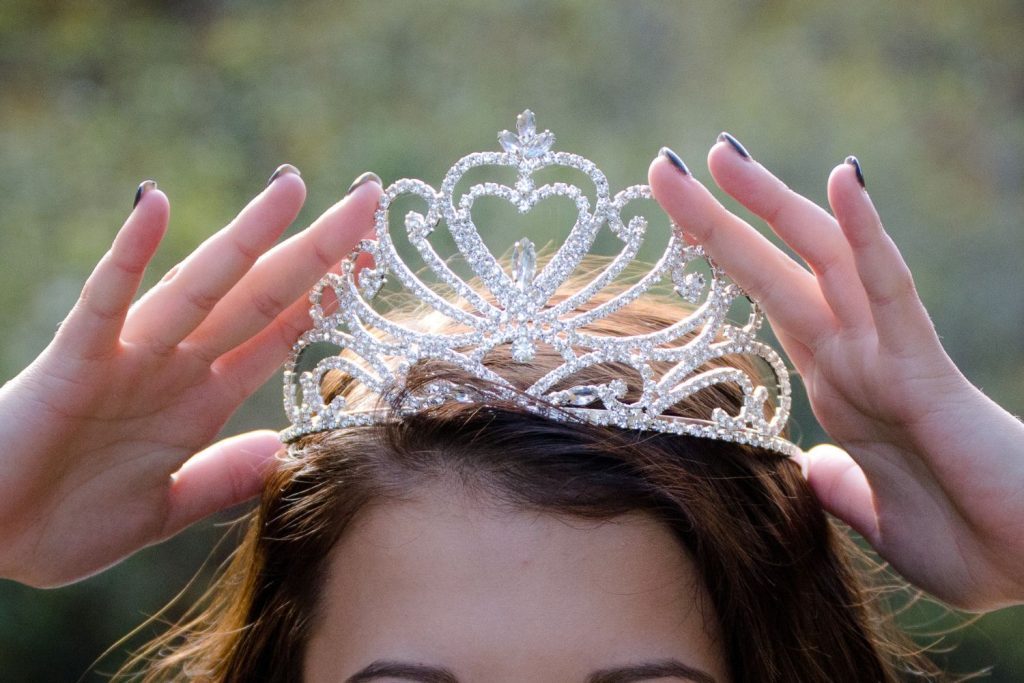 couronne au sommet d'une tête de femme