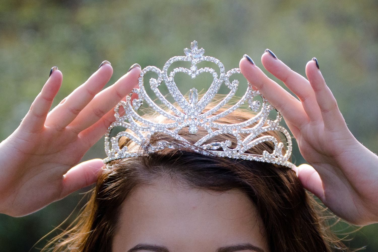 couronne au sommet d'une tête de femme
