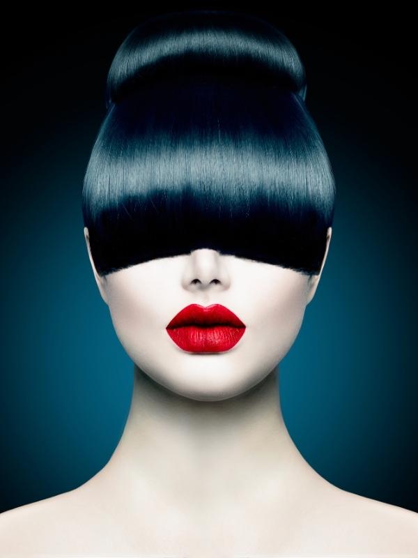 portrait de femme aux cheveux bruns avec une frange longue plus basse que ses yeux