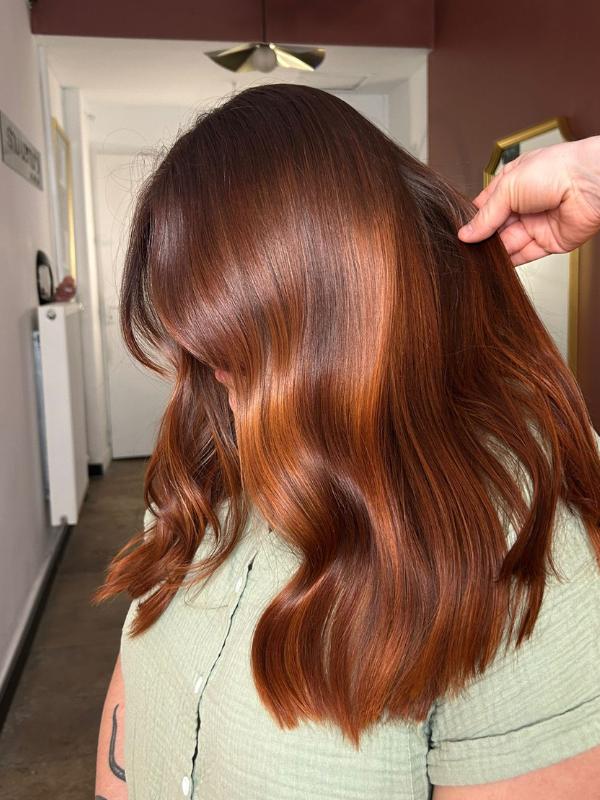 cheveux roux avec un balayage
