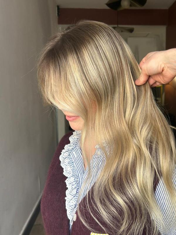 cheveux blonds avec un balayage