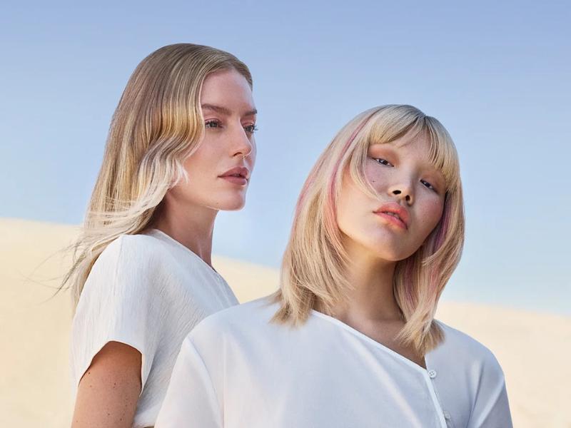 deux femmes blondes qui ont utilisé la coloration keune
