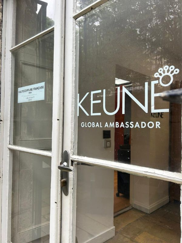 porte d'entrée du salon avec le logo Keune