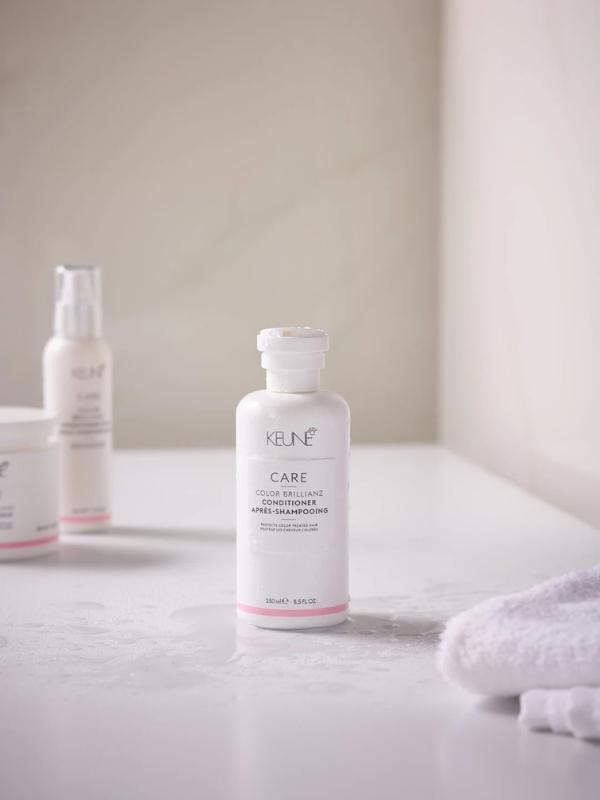flacon d'après-shampooing de la marque Keune