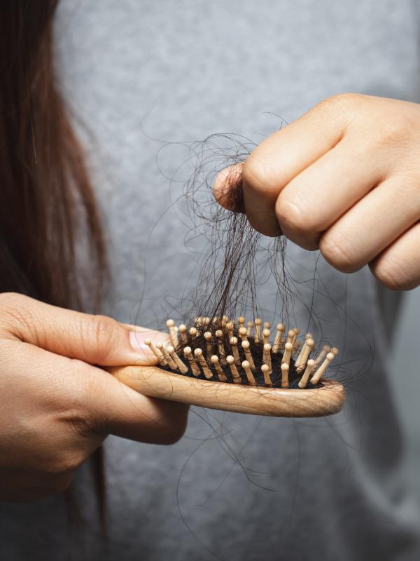une personne nettoie sa broche à cheveux