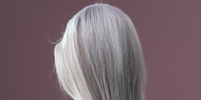 Des cheveux gris