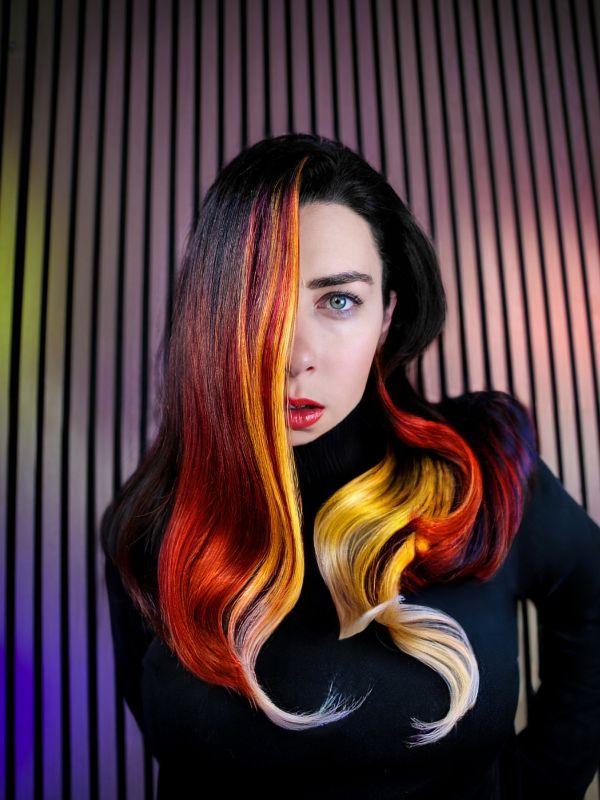Portrait d'une femme dont les cheveux sont colorés avec les couleurs de la collection Prométhée