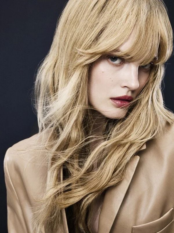 Portrait d'une femme avec des extensions de cheveux