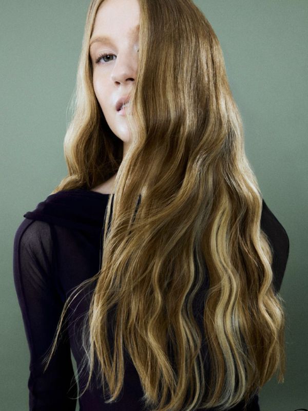 Portrait de femme avec extension de cheveux blondes