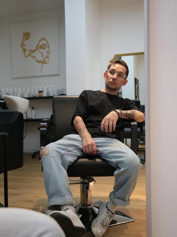 Alexandre, vitre coiffeur, assis sur un fauteuil
